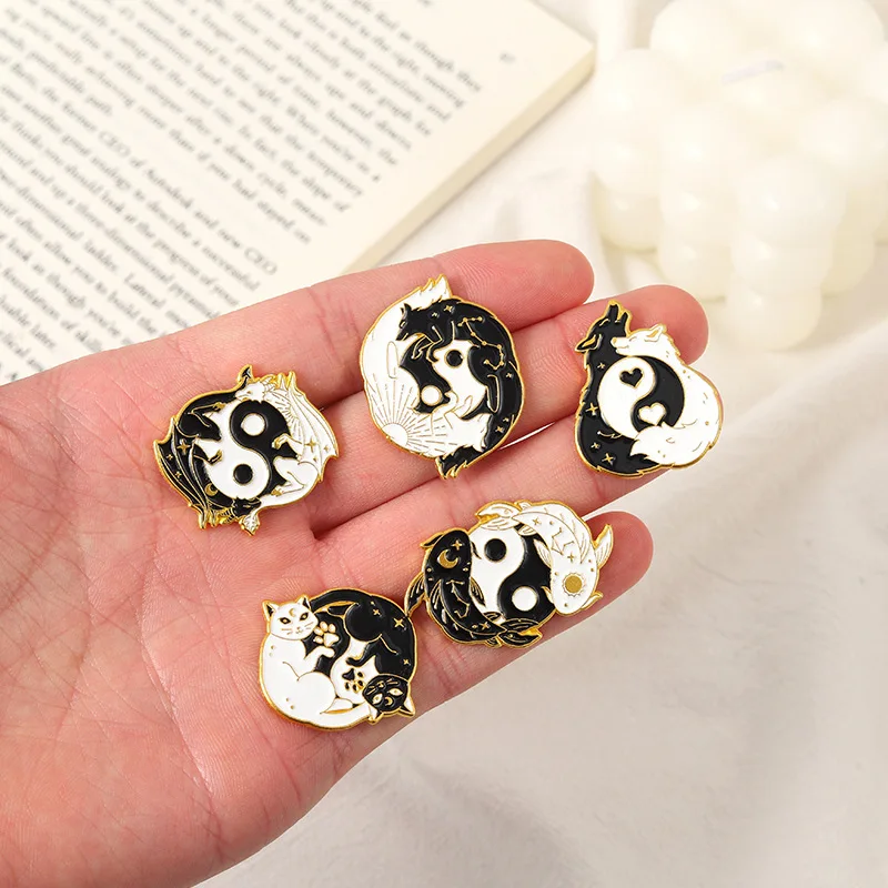 Bagua Carp Fox Black Cat Dragon Smalto Pins Love Ice Cream Cat Coffee Planet Wizard Glasses Magic Book Spilla In Lega Badge Punk J