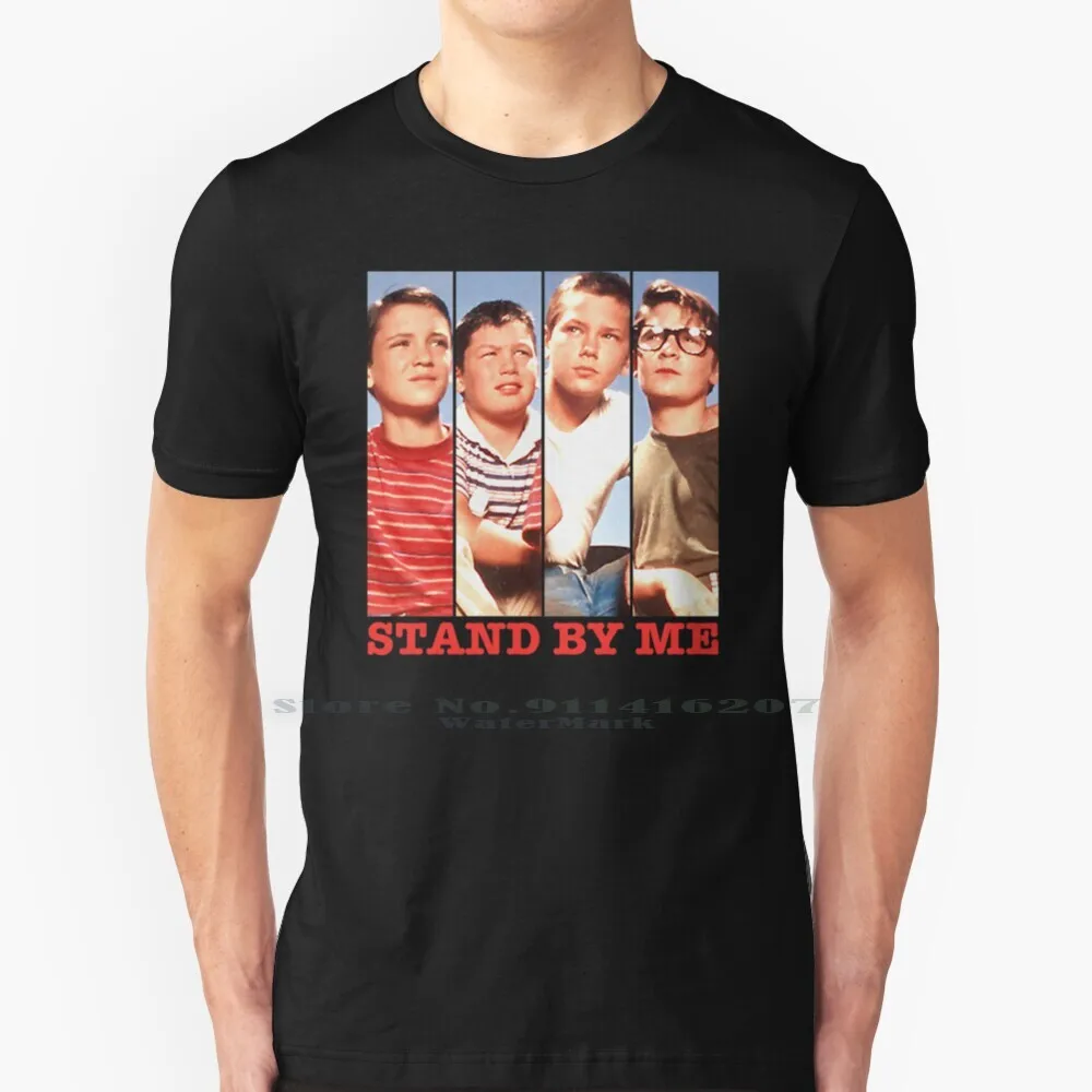 Stand By Me Character Montage T Shirt 100% Puro Cotone Wil Wheaton River Phoenix Stephen King The Oregon Castle Gordie Lachance