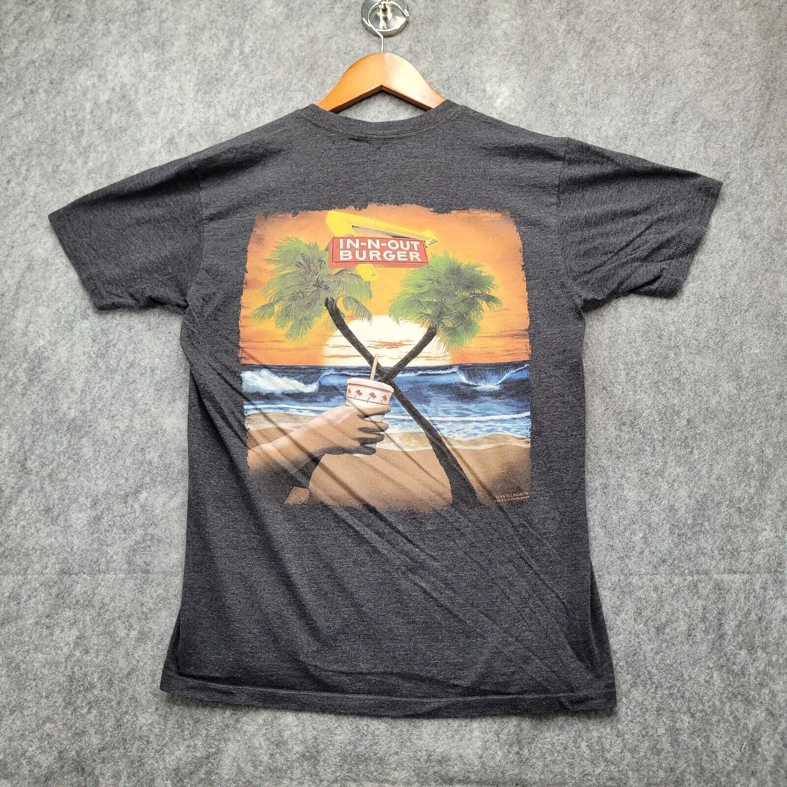 In-N-Out Burger Shirt Medium Grey Beach Palm-Tree Graphic Tee Maniche Lunghe