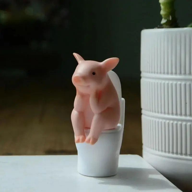 Cartoon Pig Desktop Ornaments Pig Sitting On Toilet Piggy Figurine Miniature Animal Creative Toy Regalo Per Bambini Decorazione Desktop