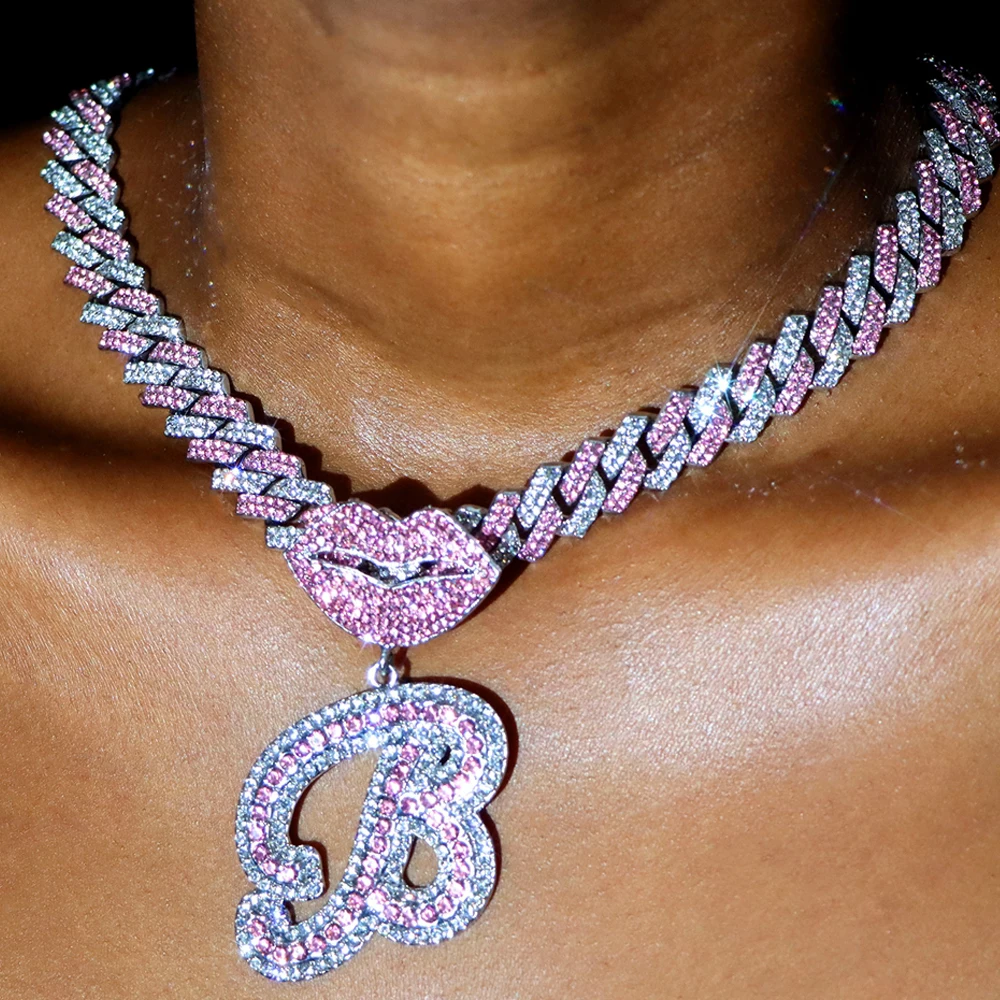 New Trendy Pink Cuban Chain Micro Strass Pavimentato Bocca Corsiva Lettera Ciondolo Collana 14Mm Prong Collana Cubana Gioielli Regali