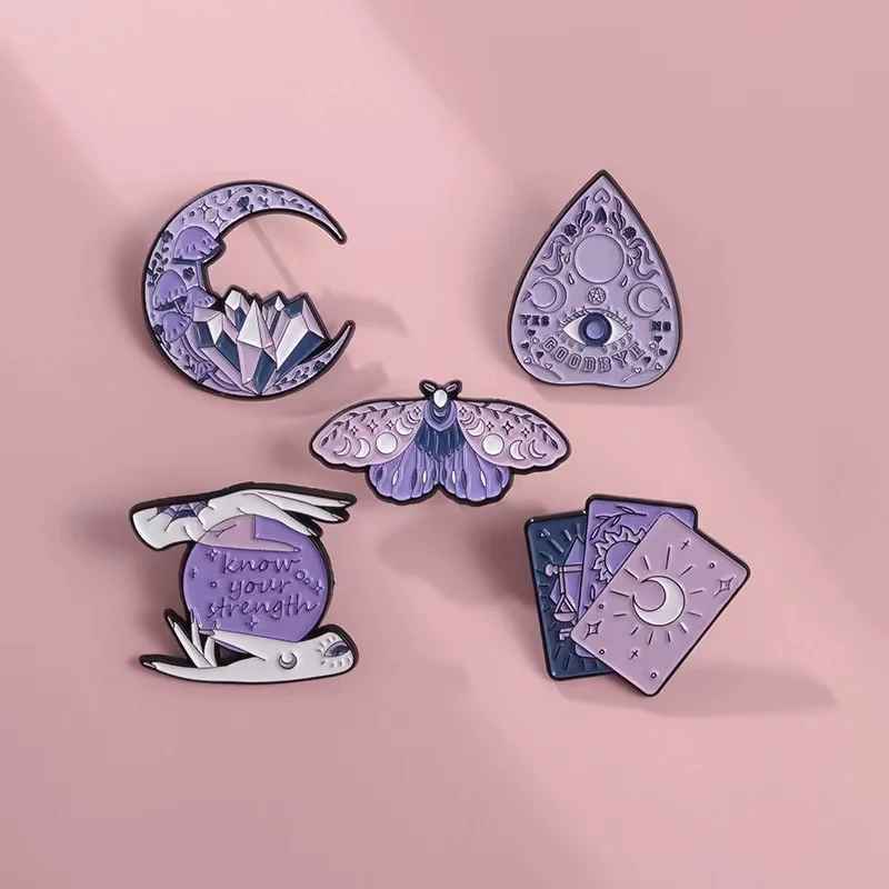 Know Your Strength Crystal Ball Spille Smaltate Creative Magic Witch Butterfly Moon Lunar Phase Distintivi Per Risvolto Regali Di Gioielli Di Hallowee