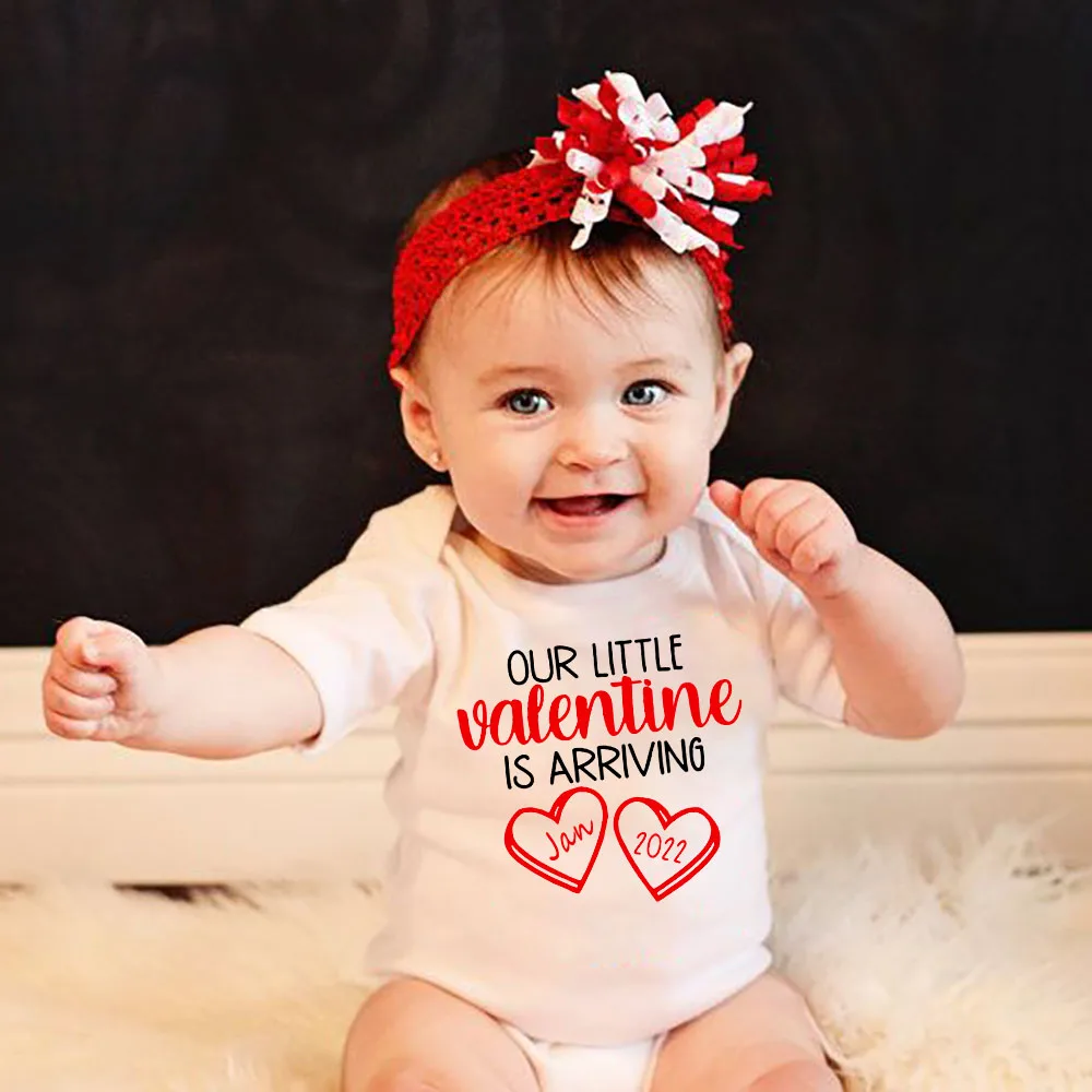 Body Neonato Il Nostro Piccolo San Valentino Arriva 2022 Gennaio-Dec Ragazzi Ragazze Striscianti Tute Creative Regali Nati Per Neonati