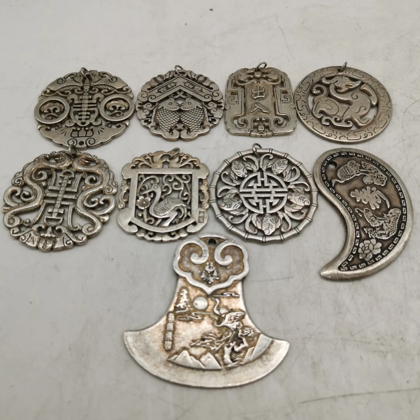 Casuale O Messaggio Cina Da Collezione Old Miao Silver 9 Patterns Hollowed Out Fengshui Longevità Collana Con Ciondolo In Metallo Artigianale