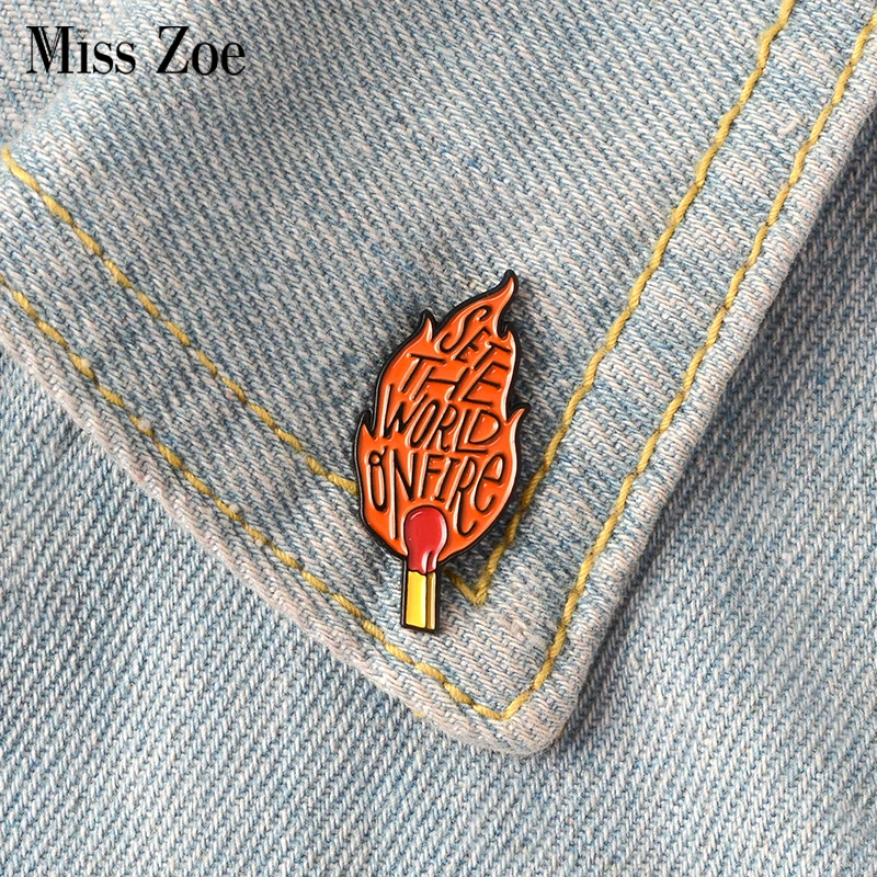 Set The World On Fire Smalto Pin S Spille Distintivo Fiammiferi Fiamma Blaze Spilla Denim Camicia Collare Punk Cool Gioielli Di Moda Regalo