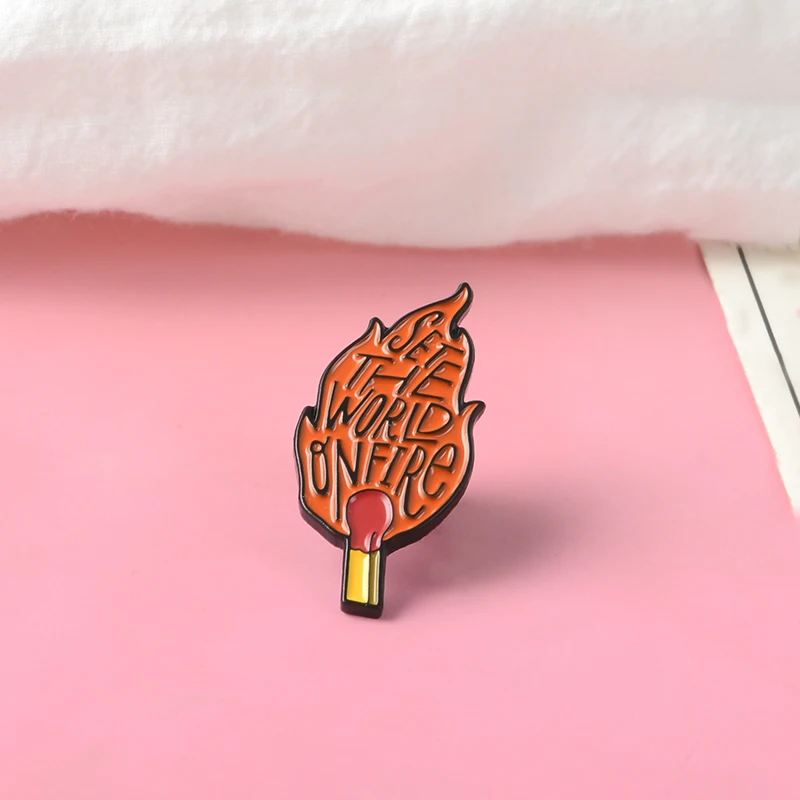 Set The World On Fire Smalto Pin S Badge Spille Partite Fiamma Blaze Spilla Denim Punk Cool Gioielli Di Moda Regalo All'Ingrosso