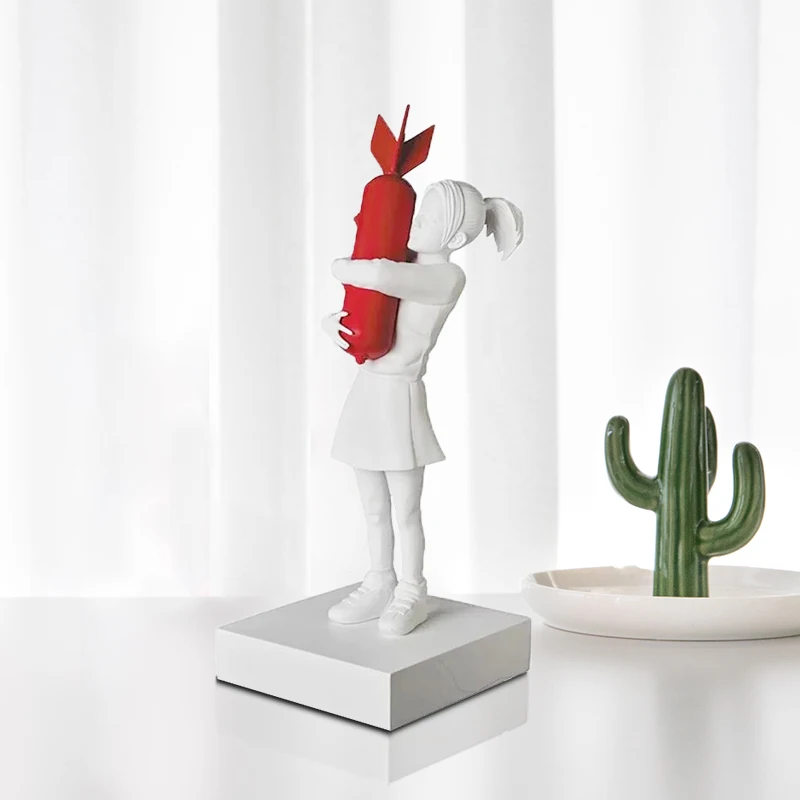 Banksy Che Abbraccia Bomb Girl Statue Sculptur Hugger Che Abbraccia La Bomba Della Pace Ragazza Accessori Per La Decorazione Della Casa Decorazione De