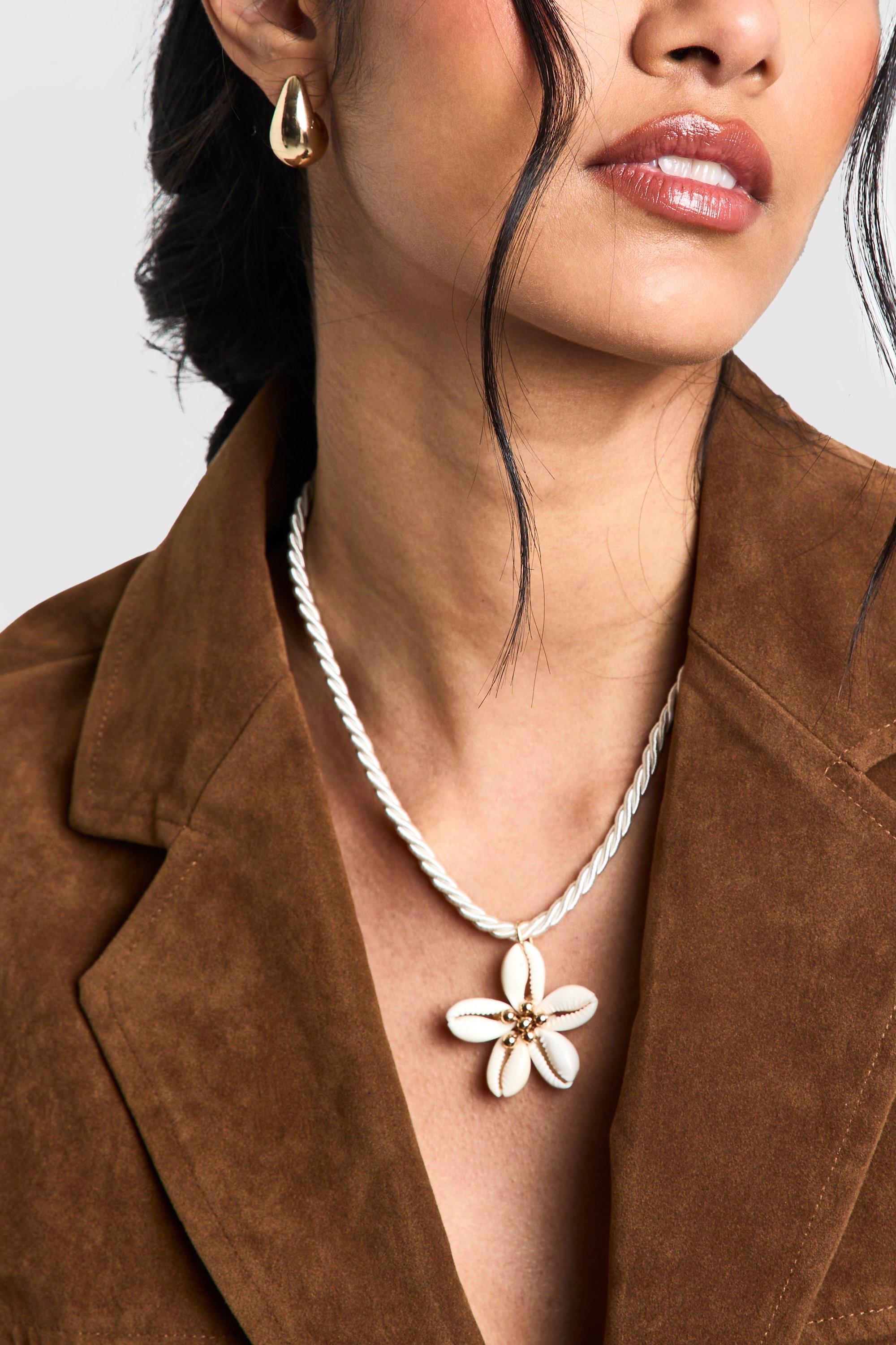 Shell Detailed Flower Rope Necklace, Bianco
