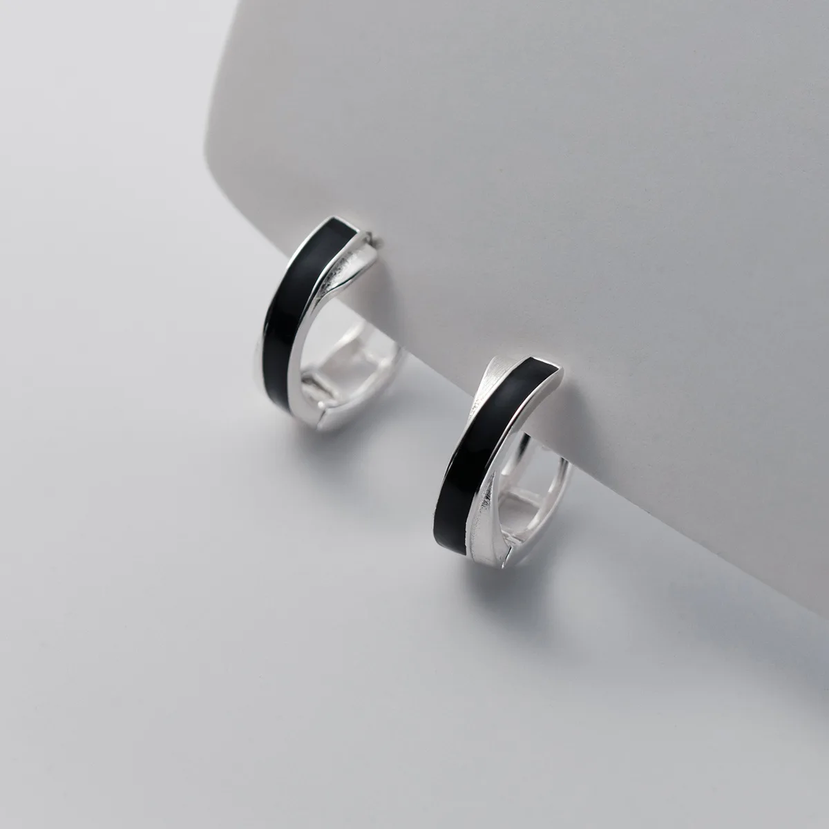 100% 925 Sterling Silver Simple Drip Glue Cross Ear Buckle Ins Style Design Sense Personalizzato Trendy Ear Jewelry Moda Donna