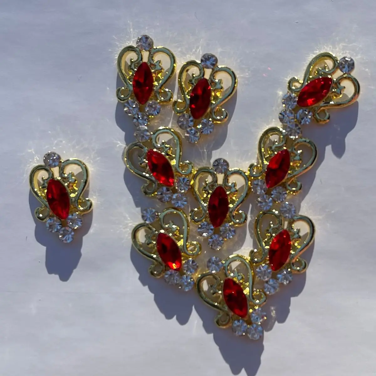 10 Pz Rosso/Bianco Retro Nail Charms Forma Di Cavallo Strass Goldtone Metallo Nail Charm Crystal Nail Jewelry 3D Nail Charms