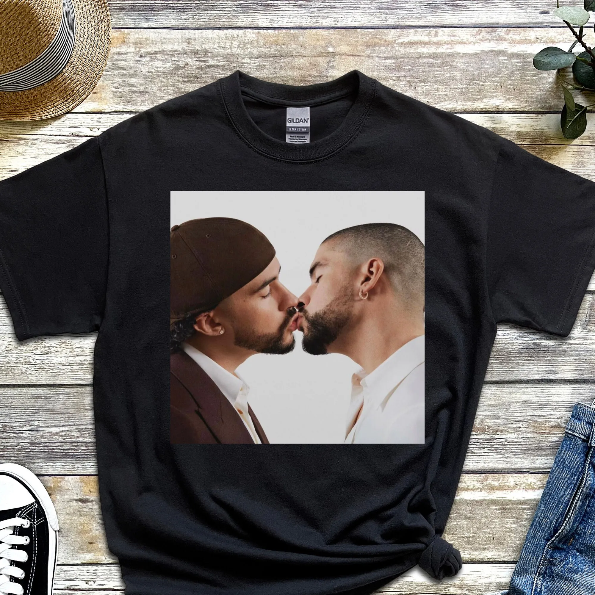 Bad Bunny Kissing Benito T Shirt Tour Album Merch Fan Outfit Nadie Sabe Maniche Lunghe O Corte