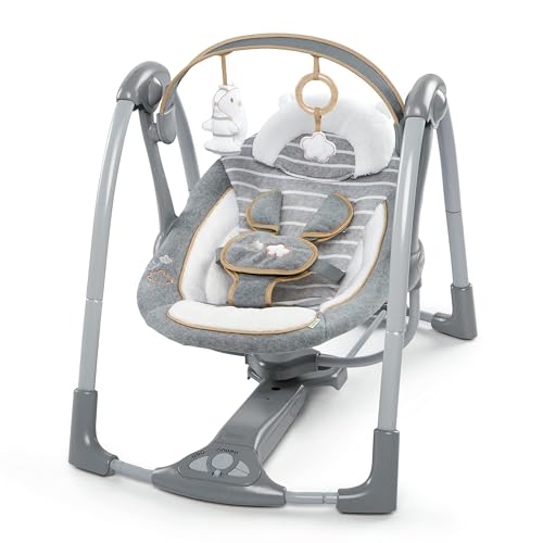 Ingenuity Swing 'N Go Deluxe A 5 Velocità Con Imbracatura Imbottita - Pieghevole, Portatile, 2 Giocattoli Di Peluche E Suoni, 0-9 Mesi (Bella Teddy)