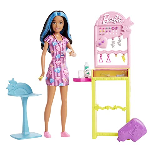 Barbie - Skipper Primi Lavori, Bambola, Postazione Per Piercing Con Strumento, 10 Paia Di Orecchini E 5+ Accessori Aggiuntivi, Giocattolo Per Bambini