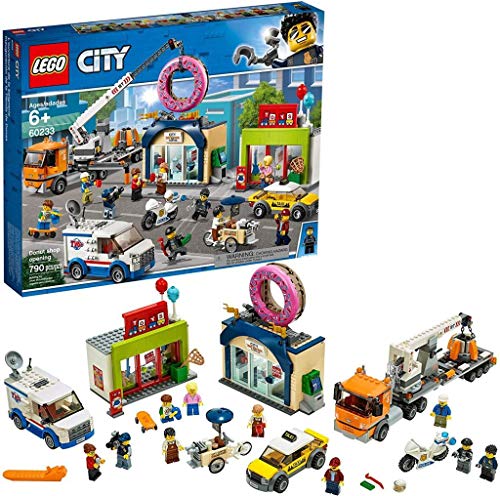 Lego City Town Inaugurazione Del Negozio Dei Donut, Set Automobiline Giocattolo Con Moto Della Polizia, Camion Con Rimorchio, Gru E 10 Minifigure , 60