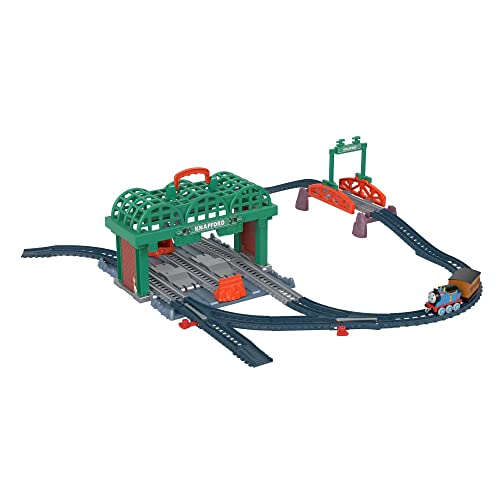 Thomas & Friends, Il Trenino Thomas, Stazione Di Knapford Pista Con Playset 2 In 1 E Valigetta, Giocattolo Per Bambini 3+ Anni, Hgx63