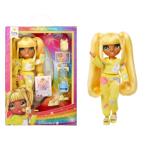 Rainbow High Junior High Pj Party - Sunny (Giallo) - Bambola Snodata Da 22 Cm Con Morbida Tutina, Pantofole E Accessori Da Gioco - Età 4-12