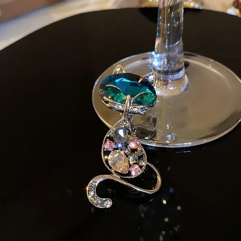 Fashion Cute Cat Black Tie Spille Smooth Opals Artificiali Corpetto Collare Cappelli Spille Smaltate Bianche Spille Ragazze Regali Creativi