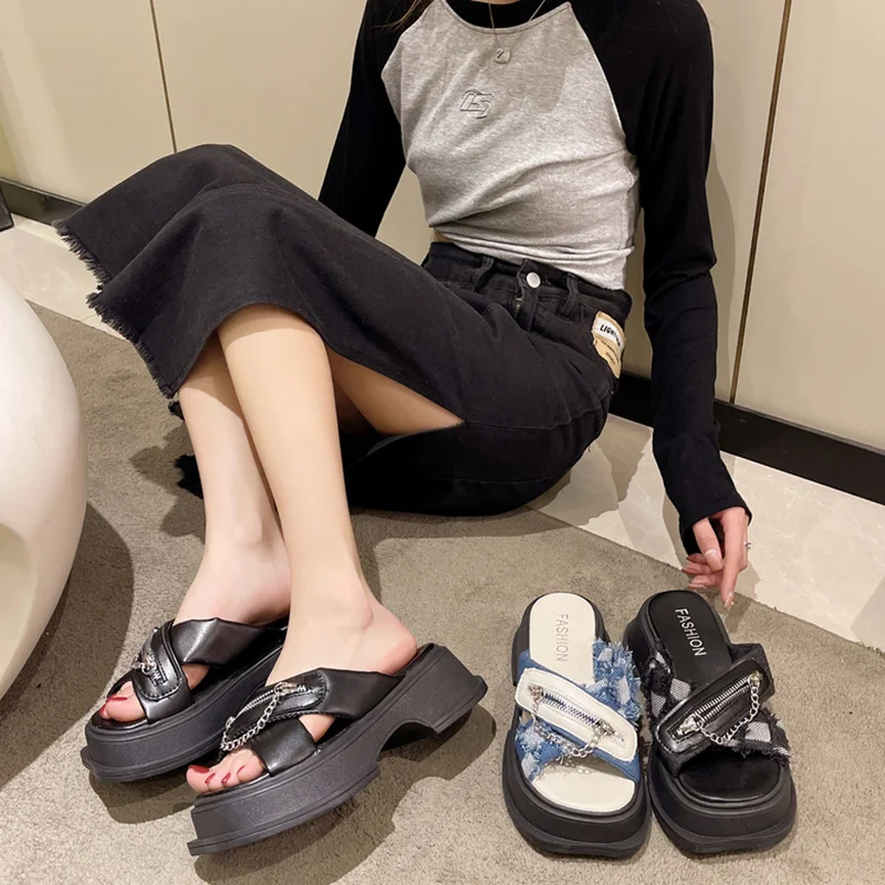 Scarpe Da Spiaggia Pantofole Da Donna Tacchi Da Donna Med Platform Sabot High Sneaker Denim Rubber Slides Pu Fabric Chain Hoof Beach Shoes Sn