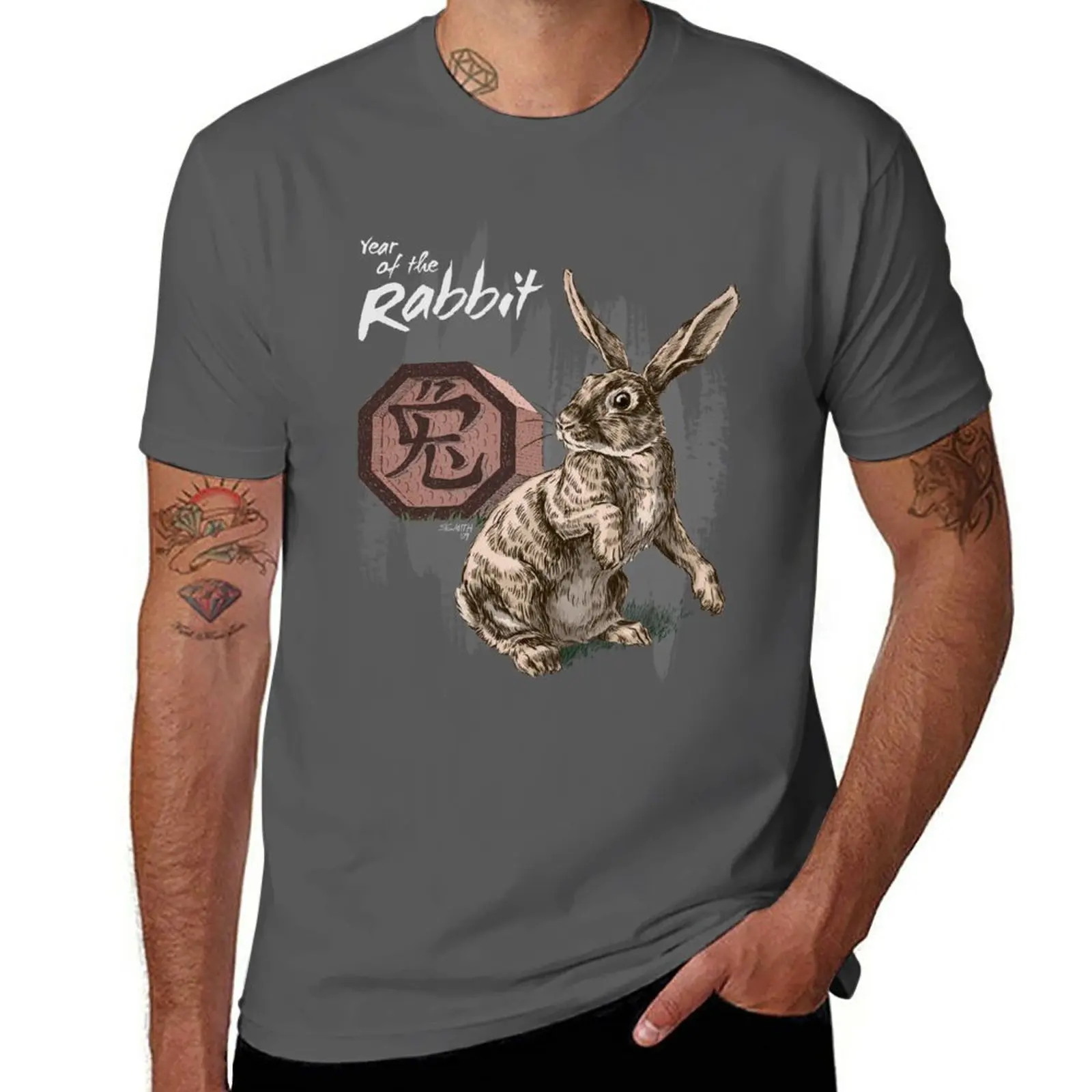 Anno Del Coniglio Di Tiffany Smith (Per Camicie Scure) T-Shirt Grafica T-Shirt Oversize Per Uomo Graphic