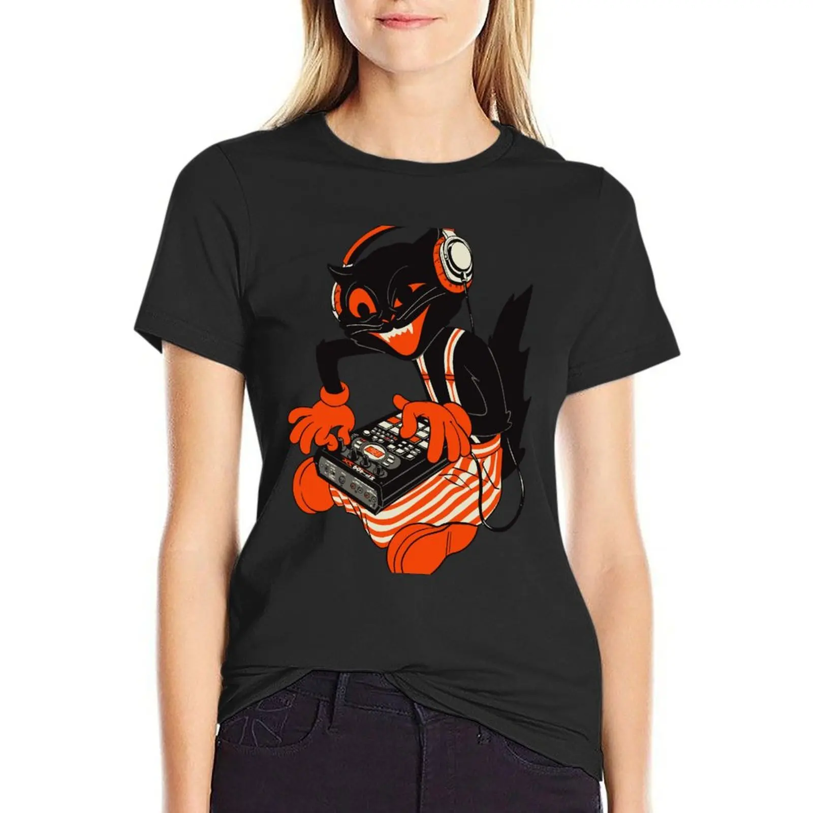 Vintage Halloween Cat Making Lofi Beats On Sp-404 T-Shirt Summer Tops Plus Size Top Cute Top T-Shirt Donna
