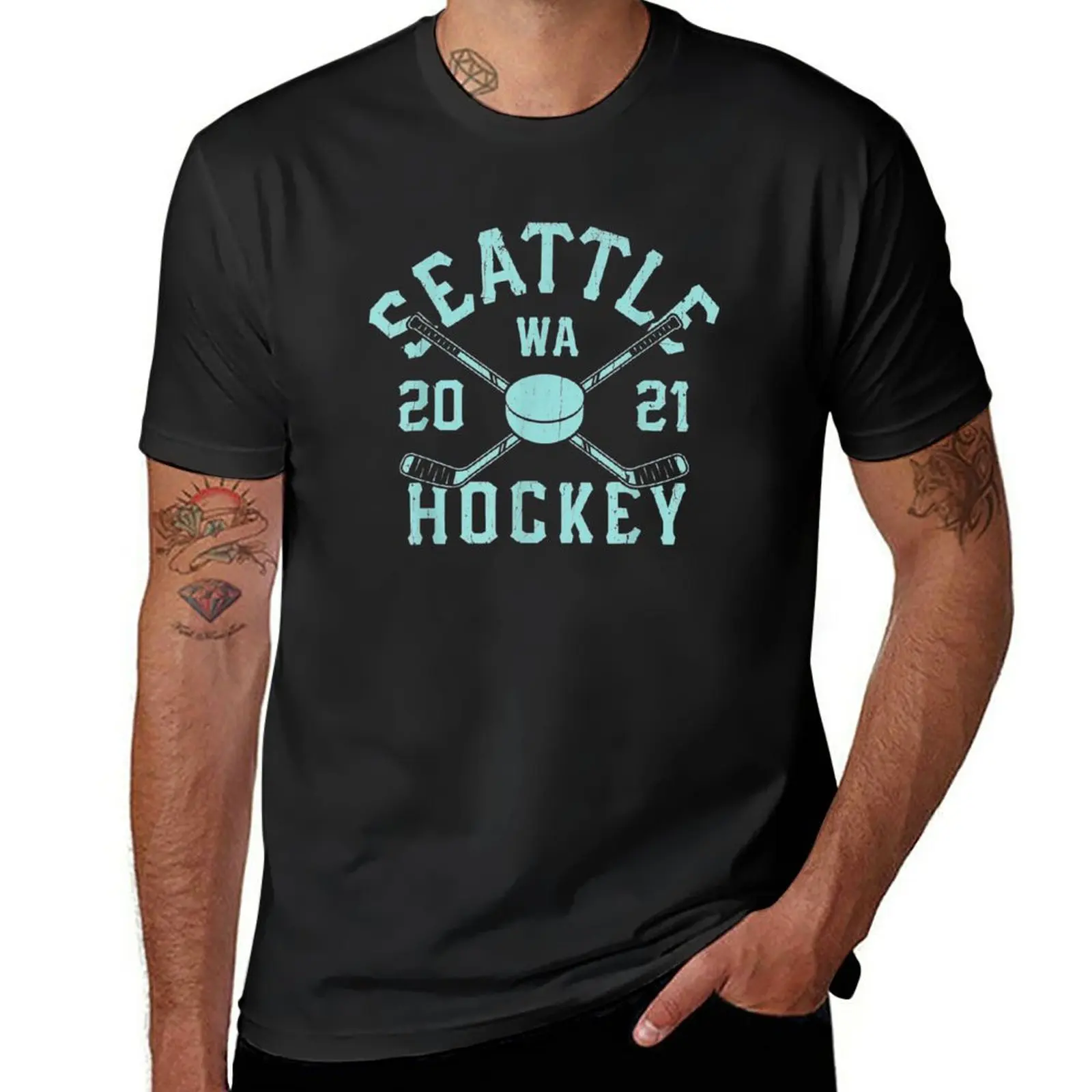 New Seattle Hockey Sticks And Puck Washington Kraken Distressed T-Shirt Tees New Edition T Shirt T-Shirt Uomo