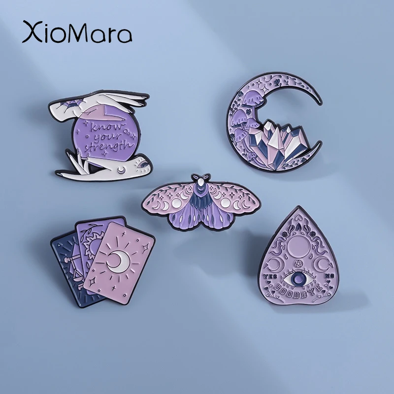 Know Your Strength Crystal Ball Spilla Smaltata Spilla Creativa Magic Witch Butterfly Moon Lunar Phase Badge Regali Di Gioielli Di Halloween