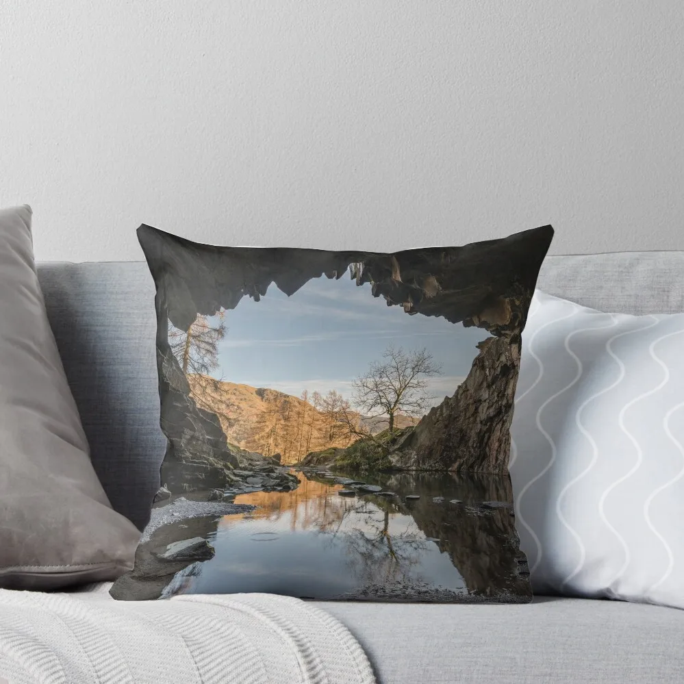 Rydal Cave Aka Loughrigg Quarry On Loughrigg Fell Throw Pillow Accessori Per La Casa Di Lusso Cuscini Decorativi