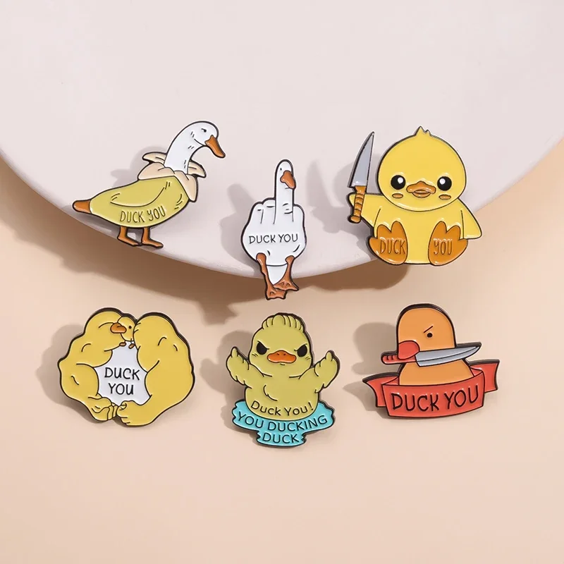 Cartoon Animal Duck Spille Smaltate Duck Dagger Duck You Spille Per Dita Medie Distintivi Per Risvolto Regalo Di Gioielli Provocanti Per Bambini