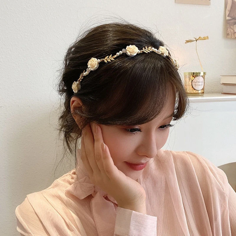 1Pc Ladies Elegant Rose Vine Headdress Girls Vintage Metal Flower Pearl Red White Rose Tiara Per La Festa Di Nozze Ogni Giorno