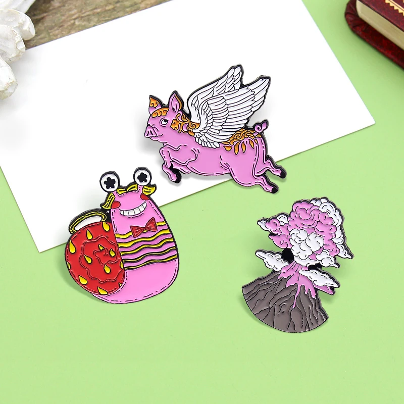 Divertente Pin K Style Peak Pig Snail Smalto Pin Ali D'Angelo Animale Mountain Volcano Pin K Cloud Spilla Gioielli In Lega Regalo Per Donna