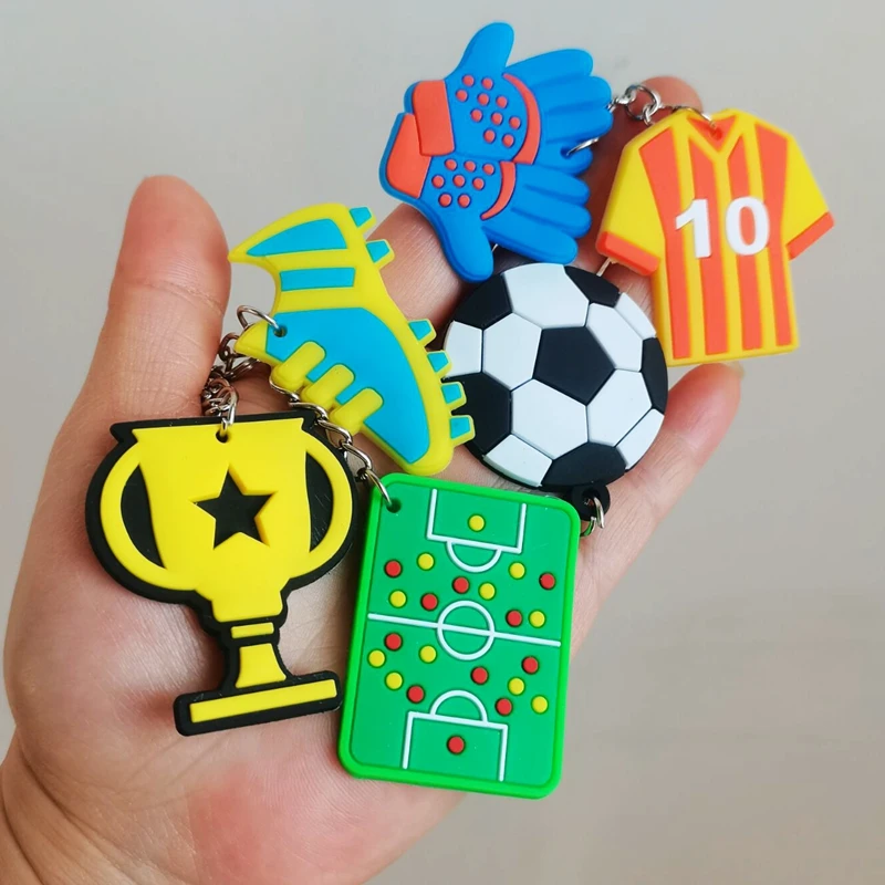 24 Pcs Portachiavi Da Calcio Mini Maglia Da Calcio Sneakers Trofeo Sport Portachiavi Bulk Per Goodie Bag Filler Decorazioni Zaino