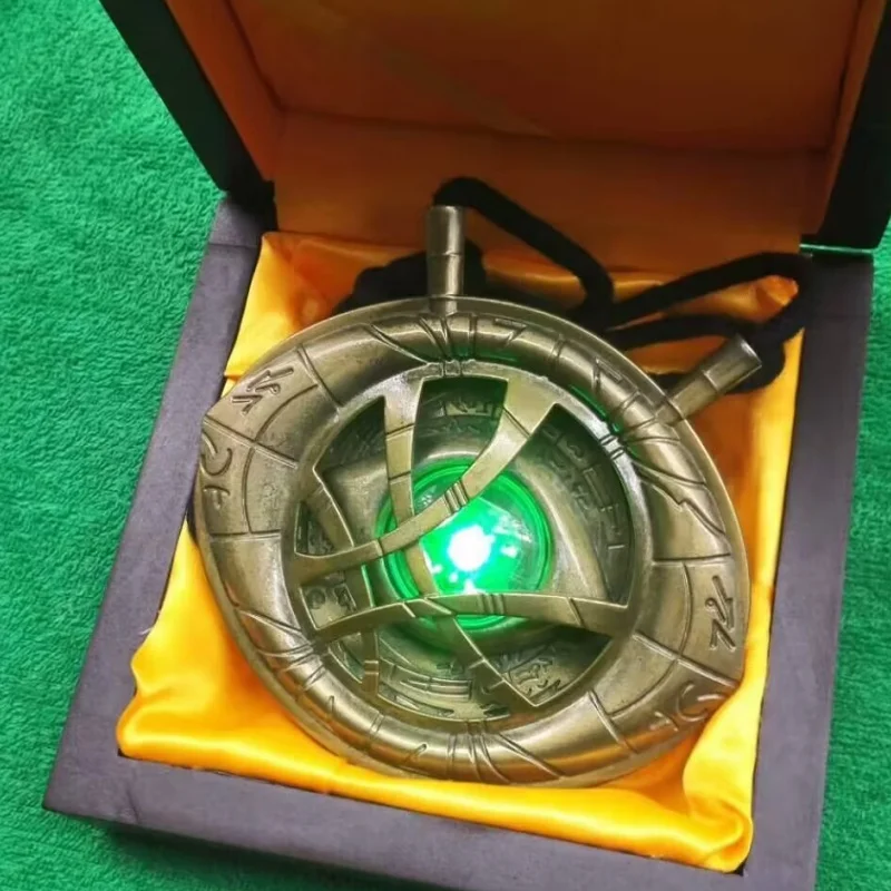 1:1 Marvel The Avengers Figure Doctor Strange Eye Of Agamotto Infinity Stones Collana Gioielli Con Led Cosplay Puntelli Giocattoli Regalo