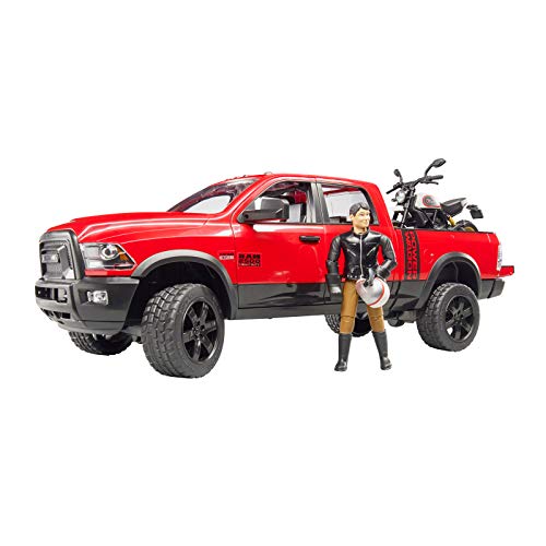 Bruder 02502 - Ram 2500 Power Wagon Con Slitta Da Deserto Ducati E Conducente, Veicolo Fuoristrada, Jeep, Moto, Veicolo