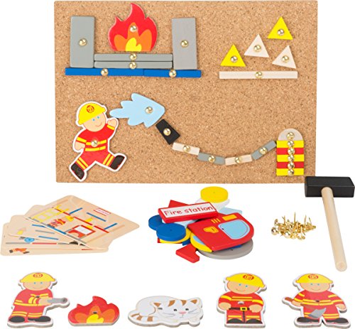 10581 Gioco Con Martelletto Pompieri Small Foot In Legno, Superficie In Sughero Sulla Quale Potervi Martellare Elementi Con Motivi Dei Vigili Del Fuoc