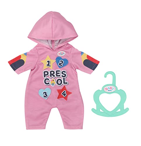 Baby Born Kindergarten Tutina Con Distintivi - Per Bambole Da 36 Cm - Include Completino E Appendiabiti - Facile Per Le Mani Piccole - Promuove Empati
