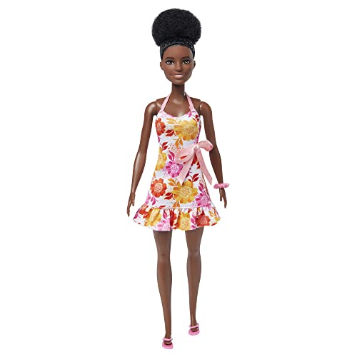 Barbie Loves The Ocean - Bambola Dal Look Estivo Con Ricci Capelli Neri E Accessori Da Mare, Corpo Della Bambola Realizzato Con Plastica Riciclata, Gi