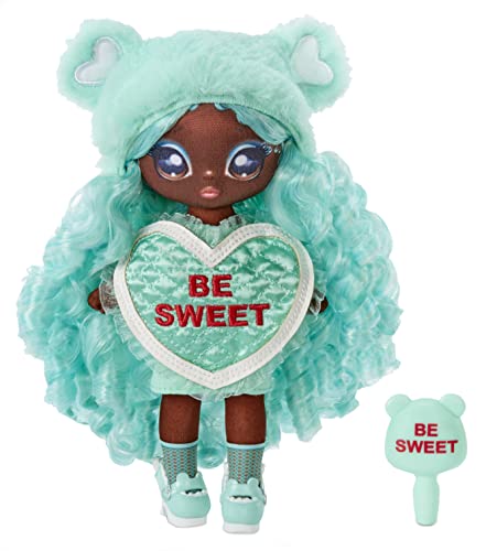Na Na Na Surprise Serie Sweetest Heart - Cynthia Sweets - Bambola Di Peluche Verde Con Capelli Verdi, Vestito A Forma Di Cuore E Spazzola - Da Collezi