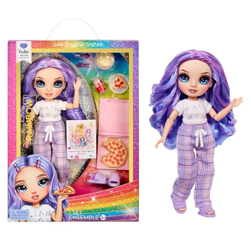 Rainbow High Junior High Pj Party - Violet (Viola) - Bambola Snodata Da 22 Cm Con Morbida Tutina, Pantofole E Accessori Da Gioco - Età 4-12