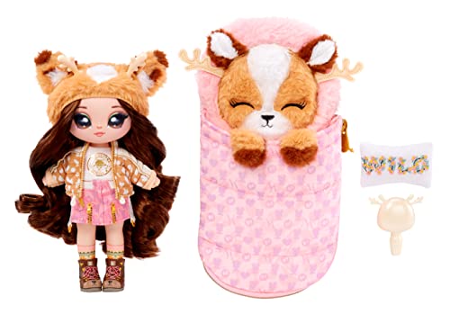 Na Na Na Surprise Serie Campeggio - Myra Woods - Bambola Di Peluche Ispirata Ai Cervi Con Capelli Castani E Sacco A Pelo - Include Vestito, Cuscino E