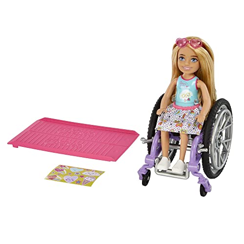 Barbie - Chelsea Bambola Con Sedia A Rotelle, Con Bambola Chelsea (Bionda) Che Indossa Gonna E Occhiali Da Sole, Rampa E Foglio Adesivi, Giocattolo Pe