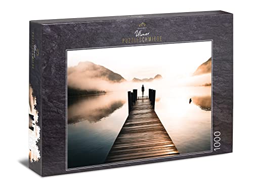Ulmer Puzzleschmiede - Puzzle "Silenzioso" - Fantastico Puzzle Da 1000 Pezzi Per Adulti - Pace E Relax Sul Molo Nella Nebbia Sopra Il Lago Solitario -