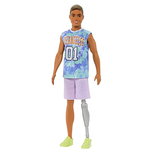 Barbie - Bambola Ken Fashionistas N.212, Capelli Castani E Protesi Alla Gamba, Con Maglia Los Angeles, Pantaloncini Viola E Sneakers Verde Fluo, Gioca