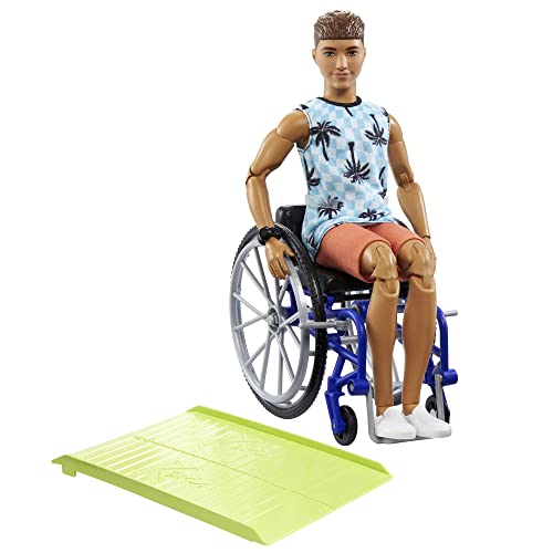 Barbie - Barbie Fashionistas Bambola Ken Con Sedia A Rotelle E Rampa Con Capelli Castani, T-Shirt Da Spiaggia E Pantaloncini Arancioni, Abiti E Access