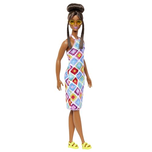 Barbie - Bambola Fashionistas Con Capelli Castani Raccolti In Uno Chignon, Abito Colorato In Maglia, Occhiali Da Sole E Sandali, Giocattolo Per Bambin