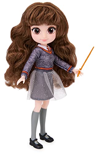 Wizarding World | Bambola Articolata Hermione Granger 20Cm | Bacchetta E Divisa Di Hogwarts Inclusa | Collezione Harry Potter | Per Bambini Dai 5 Anni