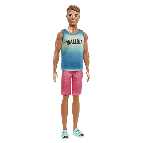 Barbie - Ken Fashionistas Bambola N. 192, Capelli Castani Corti, Vitiligine, Canotta Con Scritta Malibu, Giocattolo Per Bambini 3+ Anni, Hbv26