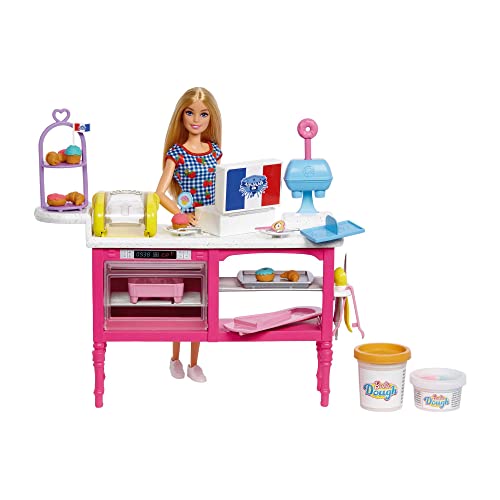 Barbie - Siamo In Due Playset Caffetteria Con Bambola "Malibu" E 18 Accessori A Tema Pasticceria, Tra Cui Pasta Da Modellare E Stampi, Giocattolo Per 