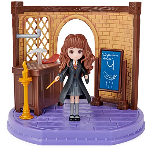 Wizarding World, Set Classe Di Incantesimi Harry Potter Con Bambola Esclusiva Hermione Granger E Accessori - Dai 5 Anni