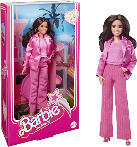Barbie The Movie - Gloria, Bambola Del Film Barbie Da Collezione Con Completo Rosa A Tre Pezzi, Scarpe Col Tacco E Orrecchini D'Oro, Giocattolo Per Ba