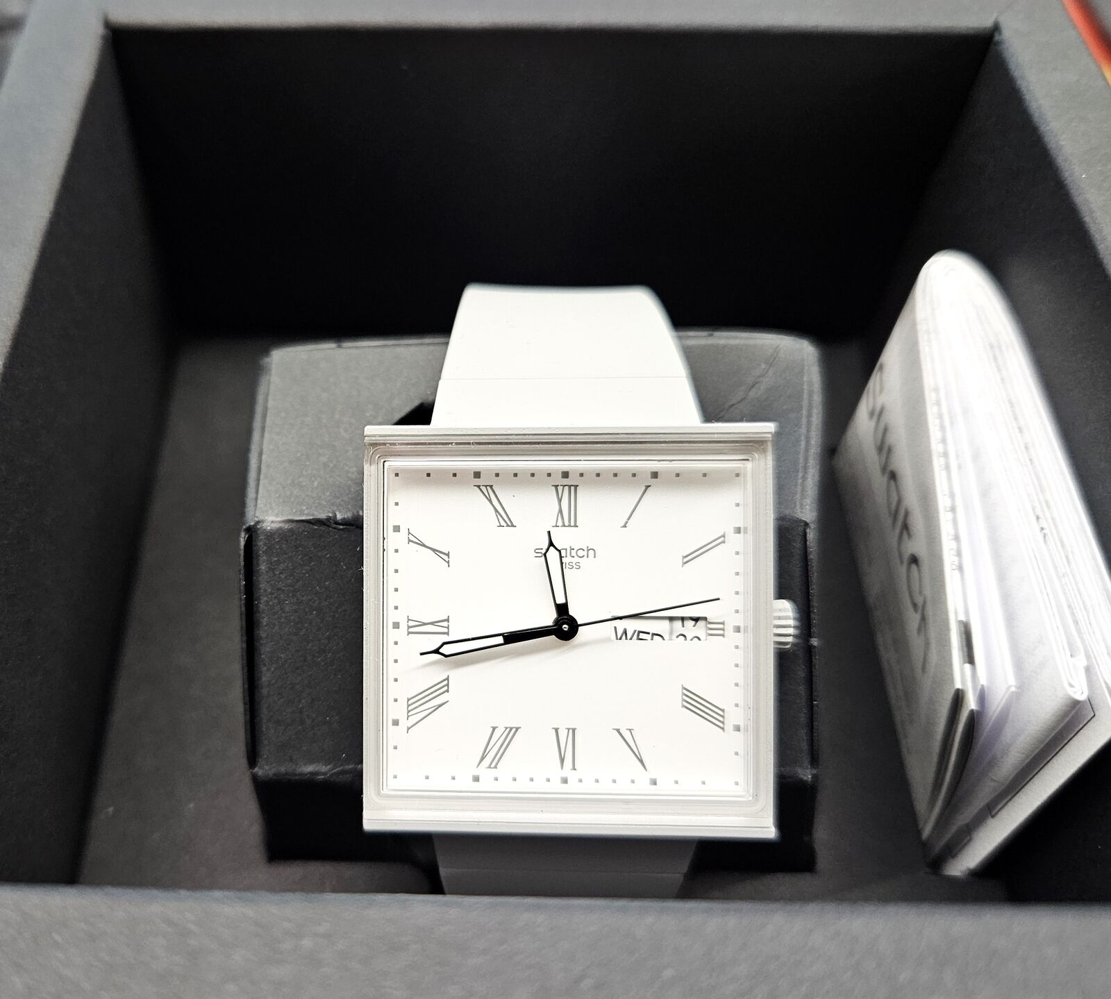 Swatch Square 2023 - SO34M700 - What if Gray ? - Nuovo -